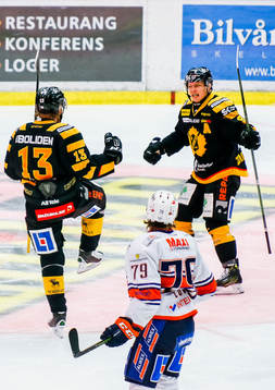 Skellefteås Mattias Ritola och Patrik Zackrisson jublar