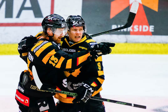 Skellefteås Mattias Ritola och Patrik Zackrisson jublar