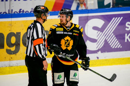 Skellefteås Martin Lundberg i samtal med domaren Mikael
