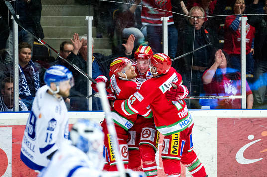 Modos Ilari Filppula, Victor Olofsson och Bill Thomas jublar