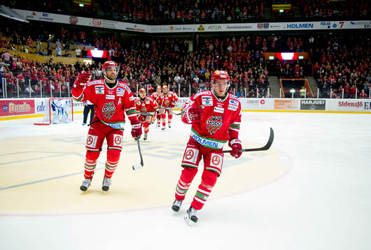 Modos Noah Welch och Victor Olofsson jublar