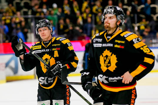 Skellefteås Patrik Zackrisson  och Axel Holmström jublar