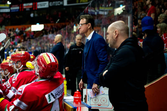 Modos assisterande tränare Fredrik Olausson deppar
