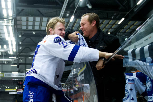Leksands Viktor Mårtensson kramar Leksands tidigare