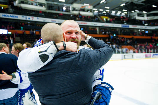 Leksands Jonas Frögren kramar om Robin Jacobsson