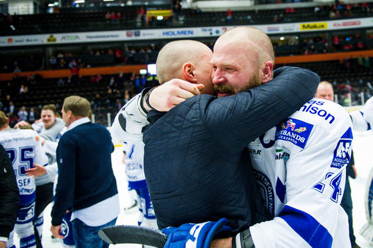 Leksands Jonas Frögren kramar om Robin Jacobsson