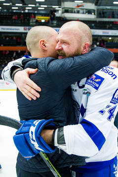 Leksands Jonas Frögren kramar om Robin Jacobsson