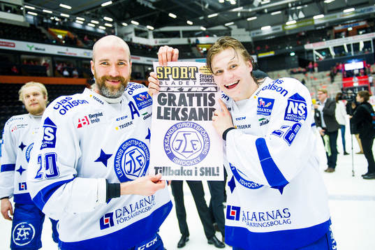 Leksands Tommi Paakkolanvaara och Anton Karlsson jublar