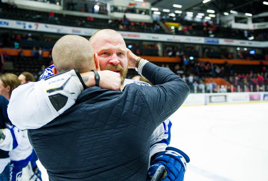 Leksands Jonas Frögren kramar om Robin Jacobsson