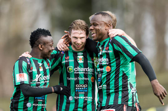 Varbergs Thomas Drage, mitt i bild har gjort 2-0 och jublar