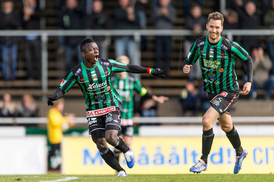 Varbergs Thomas Boakye (v) jublar