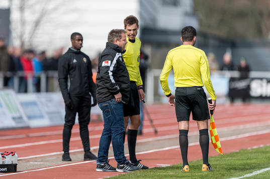 Åtvidabergs tränare Roar Hansen i samspråk med domare