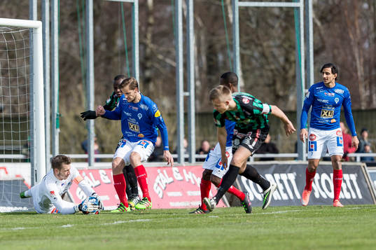 Åtvidabergs målvakt Gustav Jansson räddar