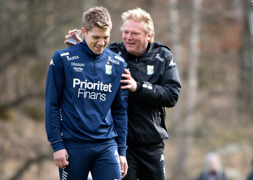 IFK Göteborgs Mikael Boman klappas om av tränare Jörgen