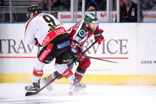 Luleås Johan Forsberg tacklar Frölundas Robin Figren