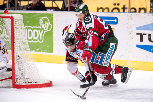 Luleås Jacob Lagace petar undan pucken för Frölundas