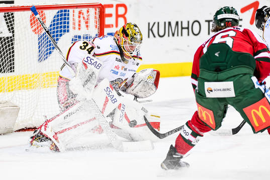 Frölundas Anton Axelsson oroar framför Luleås målvakt