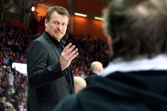 Luleås tränare Joakim Fagervall visa fyra fingrar