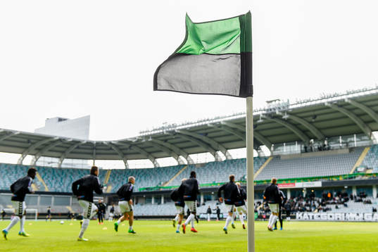 Gais spelare värmer upp före fotbollsmatchen i Superettan