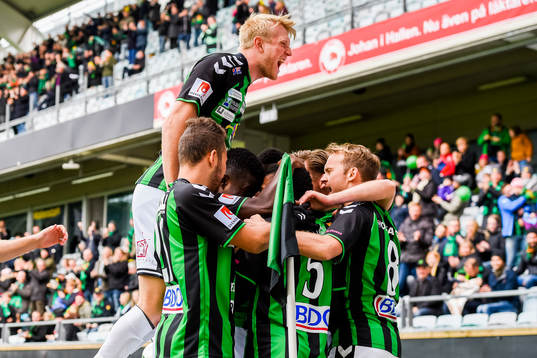 GAIS Carl Nyström jublar med lagkamraterna