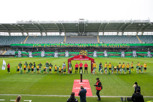 GAIS och Frejs spelare före  fotbollsmatchen i Superettan