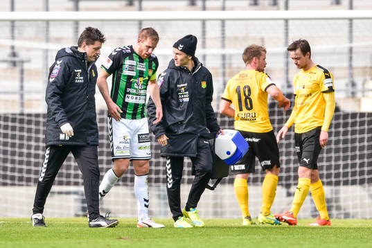 GAIS Yussif Chibsah lämnar planen skadad