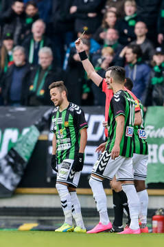 GAIS Malkolm Moenza får sitt andra gula kort för matchen
