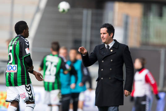 GAIS tränare Benjamin Westman pratar med Luther Singh