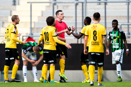 Domare Cisic Nermin dömer bort ett mål vilket får Frejs