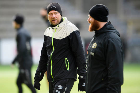 Elfsborgs manager Magnus Haglund pratar med fystränare