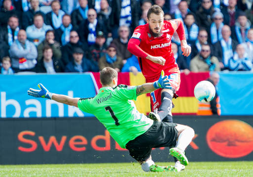 Norrköpings Emir Kujovic kommer fri mot Malmö FFs