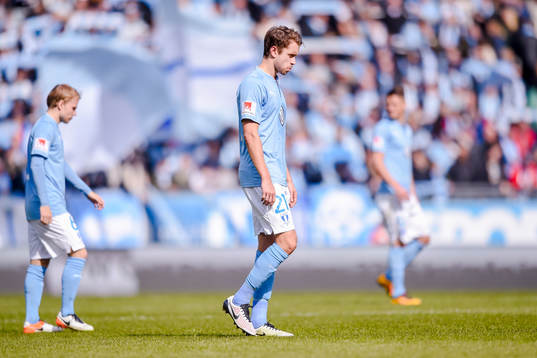 Malmö FFs Oscar Lewicki och Kári Árnason deppar