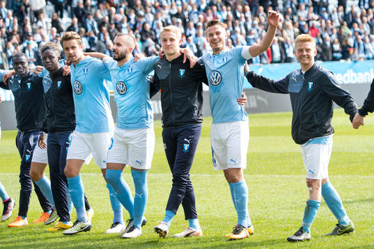 Malmö FFs spelare med bl.a Markus Rosenberg tackar publiken