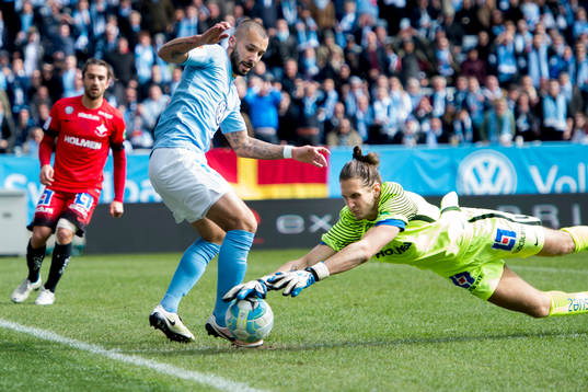 Malmö FFs Guillermo Molins och Norrköpings målvakt David