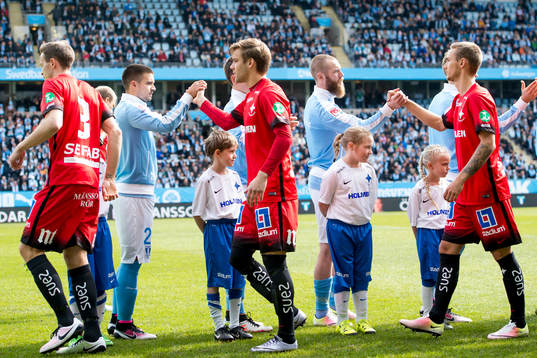 Spelarna hälsar