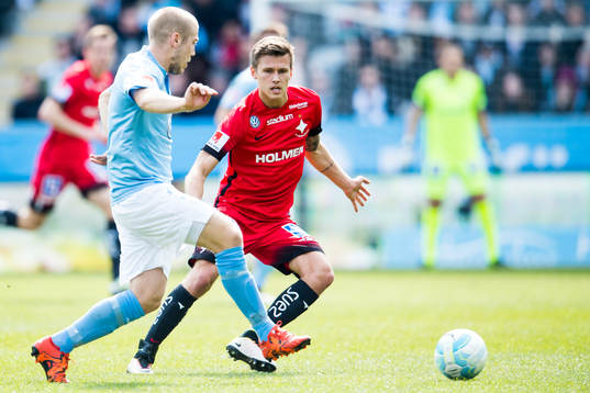 Malmö FFs Anton Tinnerholm bevakas av Norrköpings Arnor