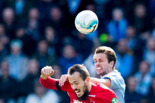 Norrköpings Emir Kujovic i nickduell med Malmö FFs Kari
