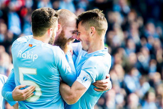 Malmö FFs Jo Inge Berget kramas om av Erdal Rakip och