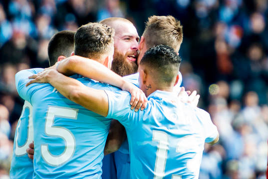Malmö FFs Jo Inge Berget kramas om av lagkamraterna