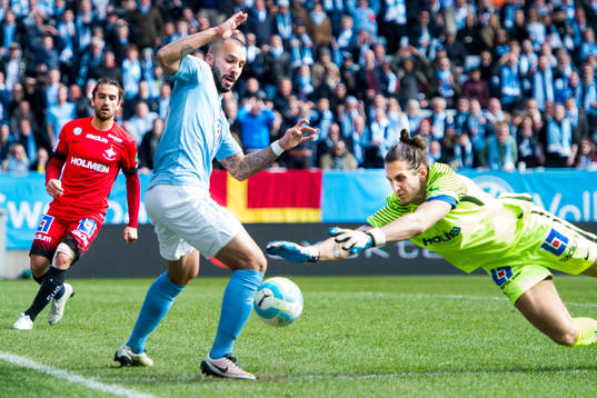Norrköpings målvakt David Mitov Nilsson kastar sig mot