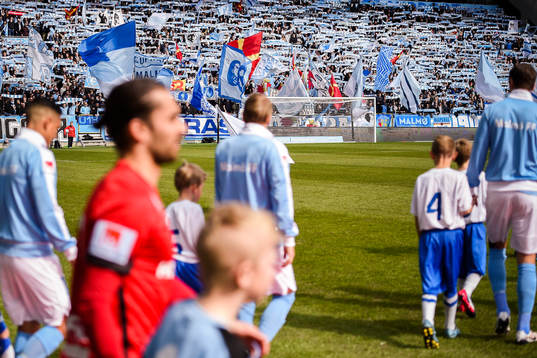 Malmö FFs supportrar när spelarna går in på planen