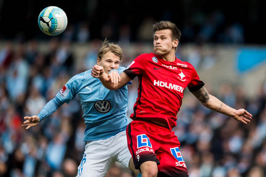 Malmö FFs Oscar Lewicki i nickduell med Norrköpings Arnor