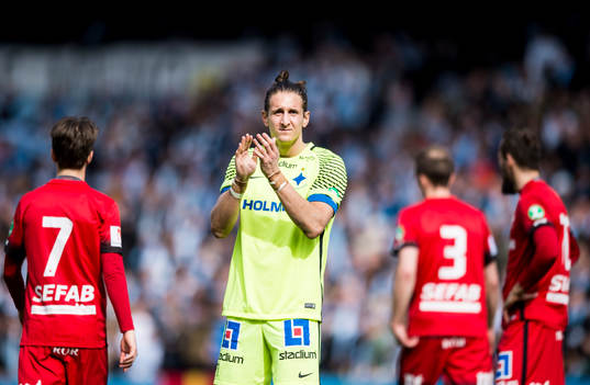 Norrköpings målvakt David Mitov Nilsson tackar publiken