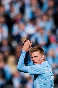 Malmö FFs Anders Christiansen tackar publiken när han