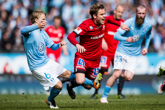 Malmö FFs Oscar Lewicki fäller Norrköpings Linus