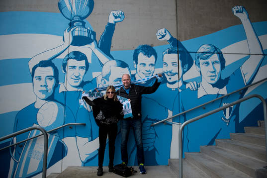 Malmö FF supportrar fotograferas framför en vägg med MFF