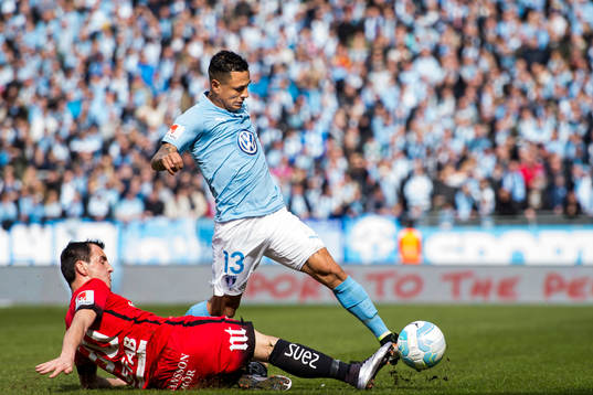 Norrköpings Nikola Tkalcic glidtacklar mot Malmö FFs