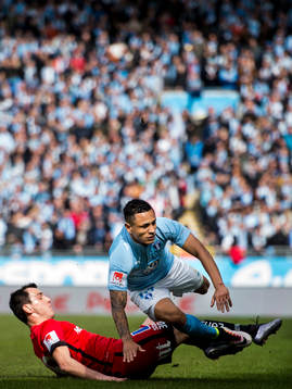 Norrköpings Nikola Tkalcic glidtacklar mot Malmö FFs