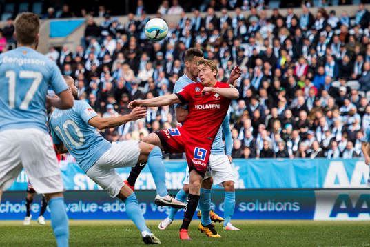 Malmö FFs Markus Rosenberg trycker till Norrköpings Joel