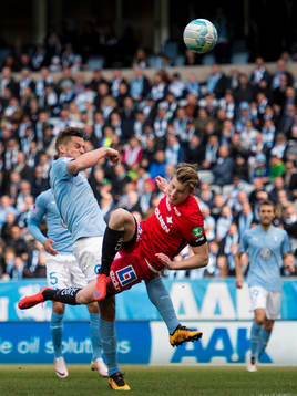 Malmö FFs Markus Rosenberg trycker till Norrköpings Joel